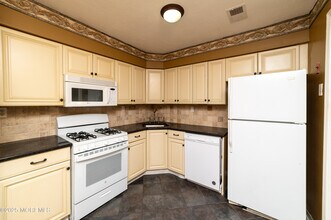 55 Frontier Way in Tinton Falls, NJ - Building Photo - Building Photo