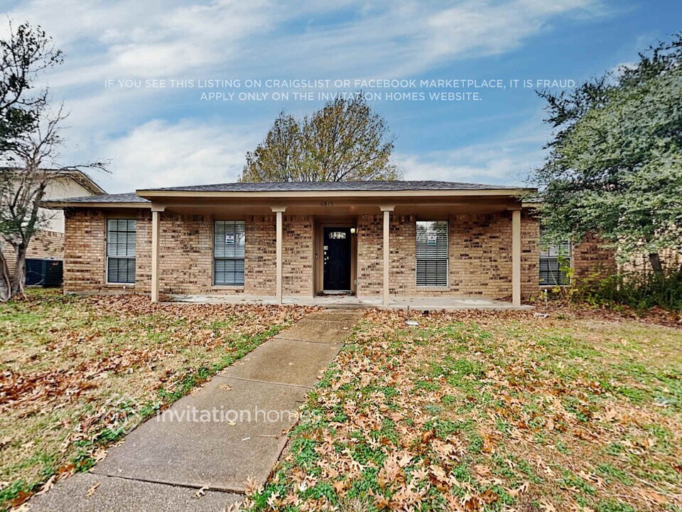 6813 Curry Dr in The Colony, TX - Foto de edificio