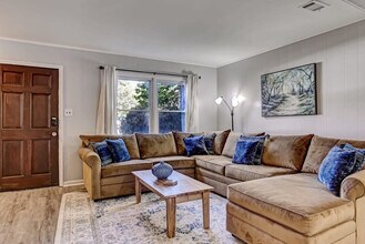 407 Sandhill Rd in Savannah, GA - Building Photo - Building Photo