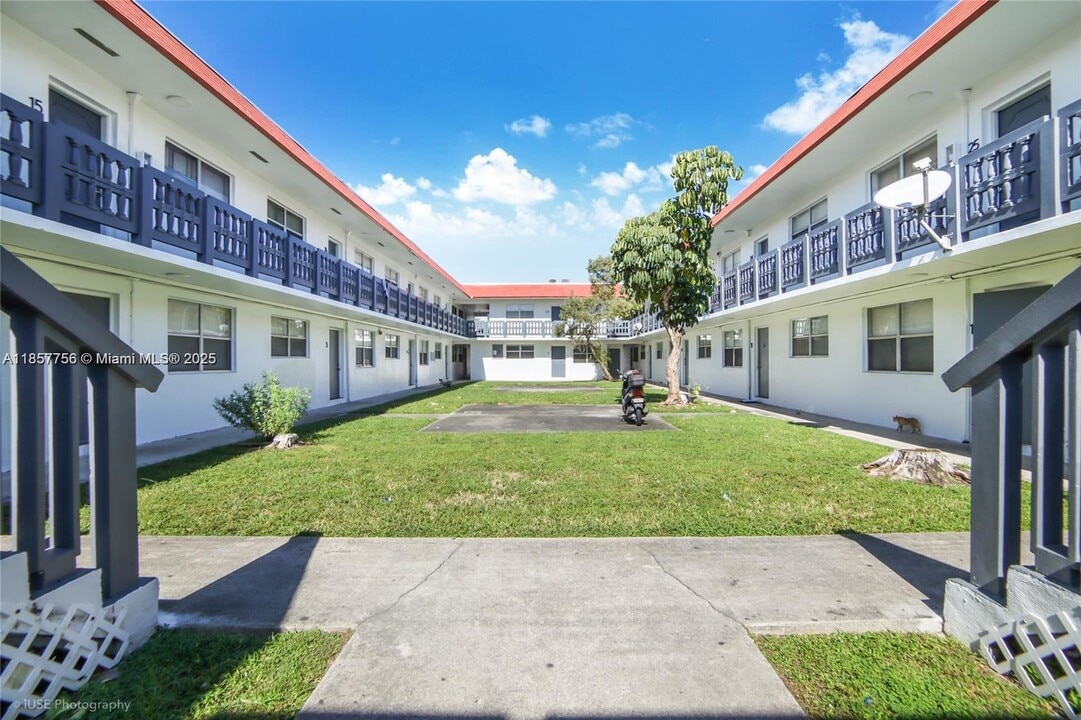 111 NW 152nd St in Miami, FL - Foto de edificio