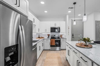Alpine Creekside in Haltom City, TX - Foto de edificio - Building Photo