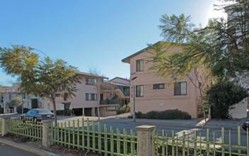 Pico Apartments in Santa Monica, CA - Foto de edificio - Building Photo