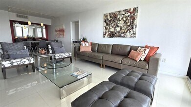 3731 N Country Club Dr, Unit 1825 in Aventura, FL - Building Photo - Building Photo