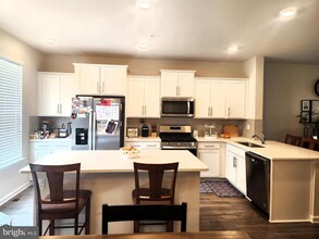 2065 Hinshaw Dr in Odenton, MD - Foto de edificio - Building Photo