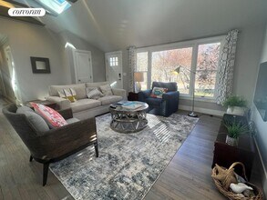 348 Division St in Sag Harbor, NY - Foto de edificio - Building Photo