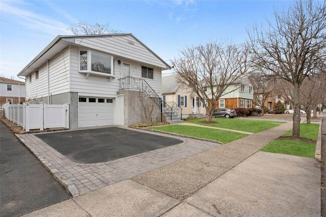 69 Edgewood Rd in Port Washington, NY - Building Photo - Building Photo