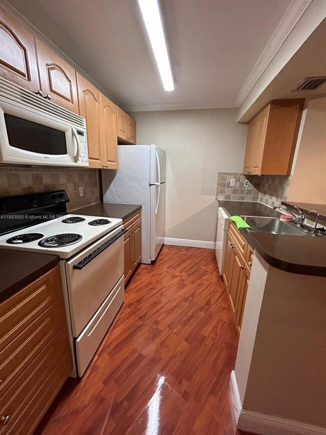7165 NW 186th St, Unit A204 in Hialeah, FL - Building Photo - Building Photo