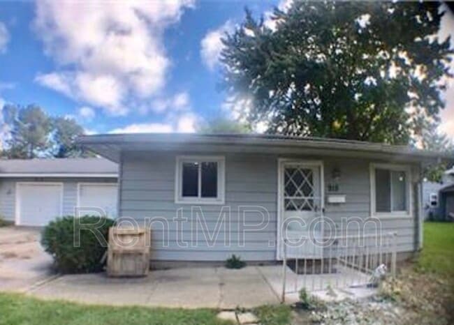 property at 915 Mulberry Ln