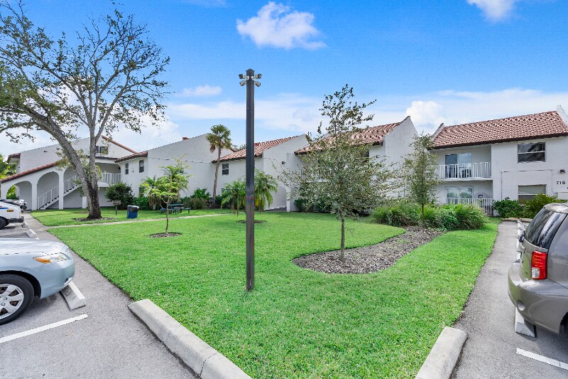 5850 NW 17th Pl in Sunrise, FL - Building Photo