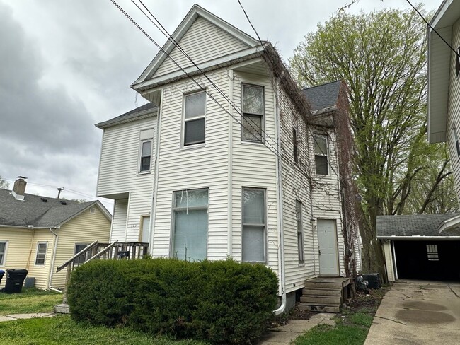 property at 909 W Taylor St