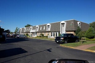 28 Mainsail Dr in Patchogue, NY - Building Photo