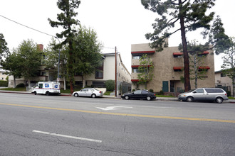 21529 Saticoy St in Canoga Park, CA - Building Photo - Building Photo