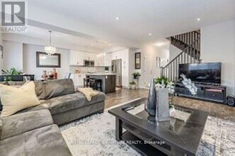 120 Vineberg Dr in Hamilton, ON - Building Photo - Building Photo
