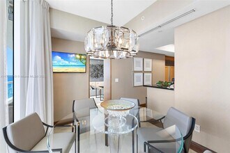 17875 Collins Ave, Unit 2402 in Sunny Isles Beach, FL - Foto de edificio - Building Photo