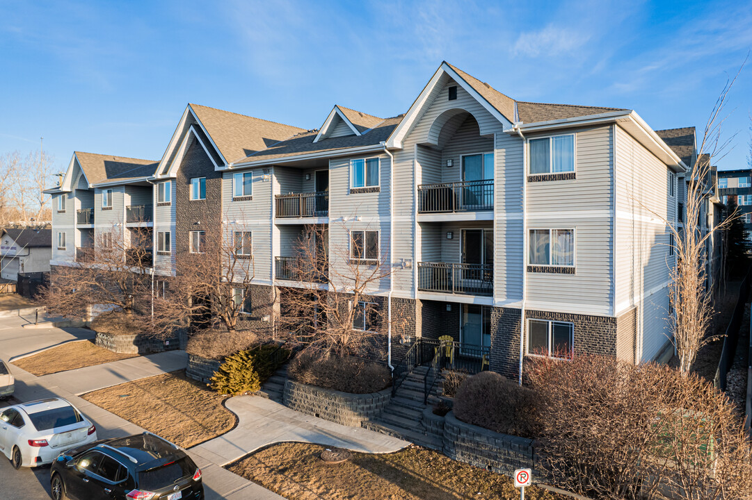 Valhalla Court in Calgary, AB - Building Photo