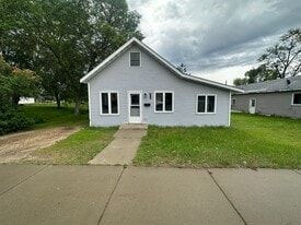 606 Pleasant Ave S in Park Rapids, MN - Building Photo