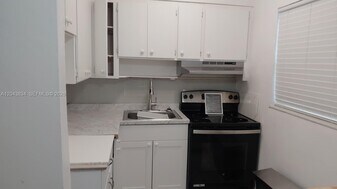 2130 Garfield St in Hollywood, FL - Building Photo