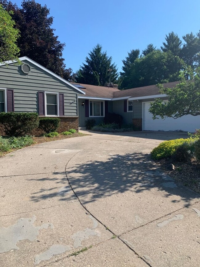 property at 7963 Pine Hollow Dr SE