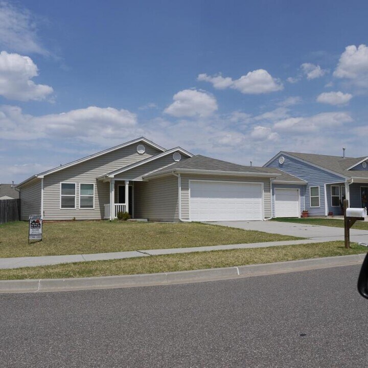 517 English Elm Ln in Norman, OK - Building Photo