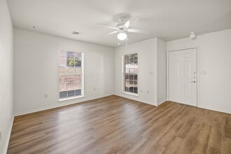 Oak Timbers White Settlement in White Settlement, TX - Foto de edificio - Interior Photo