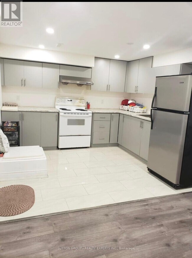 10 Newcastle Crescent in Brampton, ON - Building Photo - Building Photo