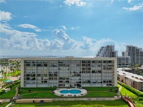 900 Padre Blvd in South Padre Island, TX - Foto de edificio - Building Photo