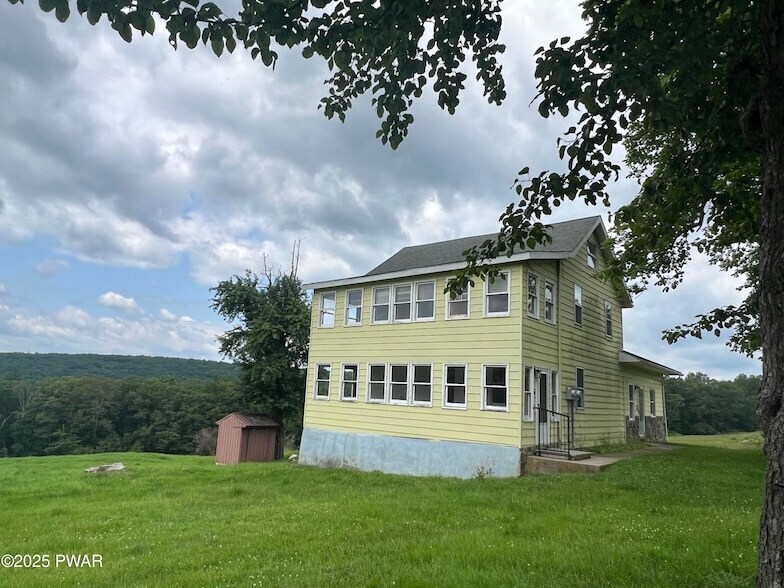 453 Ridge Ave, Unit first floor in Hawley, PA - Building Photo