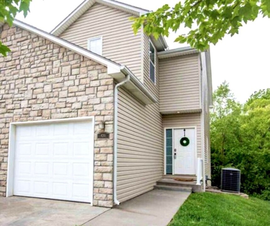 900 Oakbrook Pl in Manhattan, KS - Building Photo