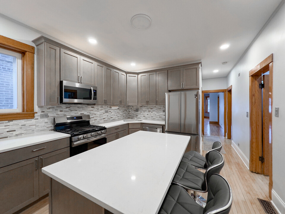 4322 W Kamerling Ave, Unit G07C in Chicago, IL - Building Photo