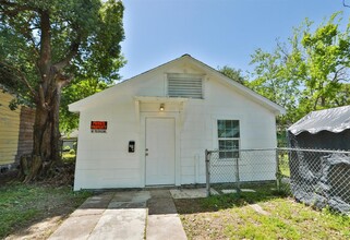 404 N 7th St in Baytown, TX - Foto de edificio - Building Photo