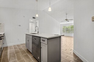 5725 Gatlin Ave in Orlando, FL - Building Photo