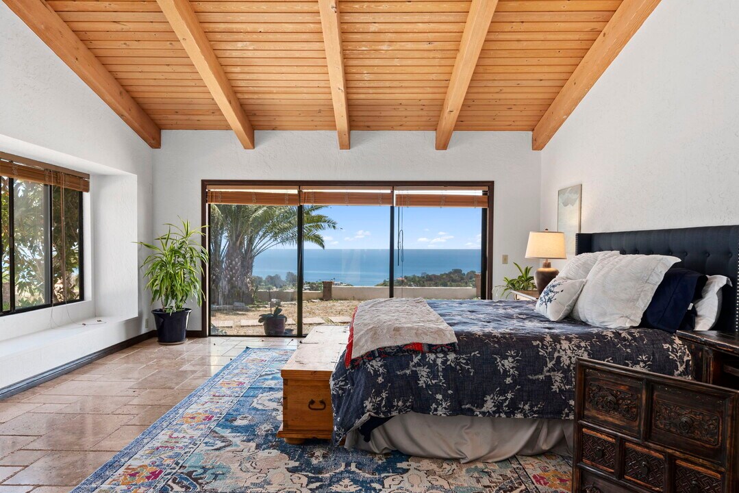 6160 Zumirez Dr in Malibu, CA - Building Photo