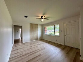 1015 Pine Tree Dr in Shreveport, LA - Building Photo