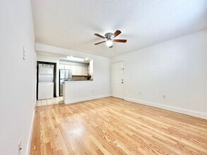 351 Palm Way in Pembroke Pines, FL - Foto de edificio - Building Photo