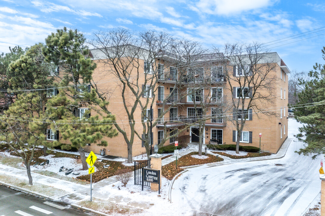 London Court in Evanston, IL - Building Photo