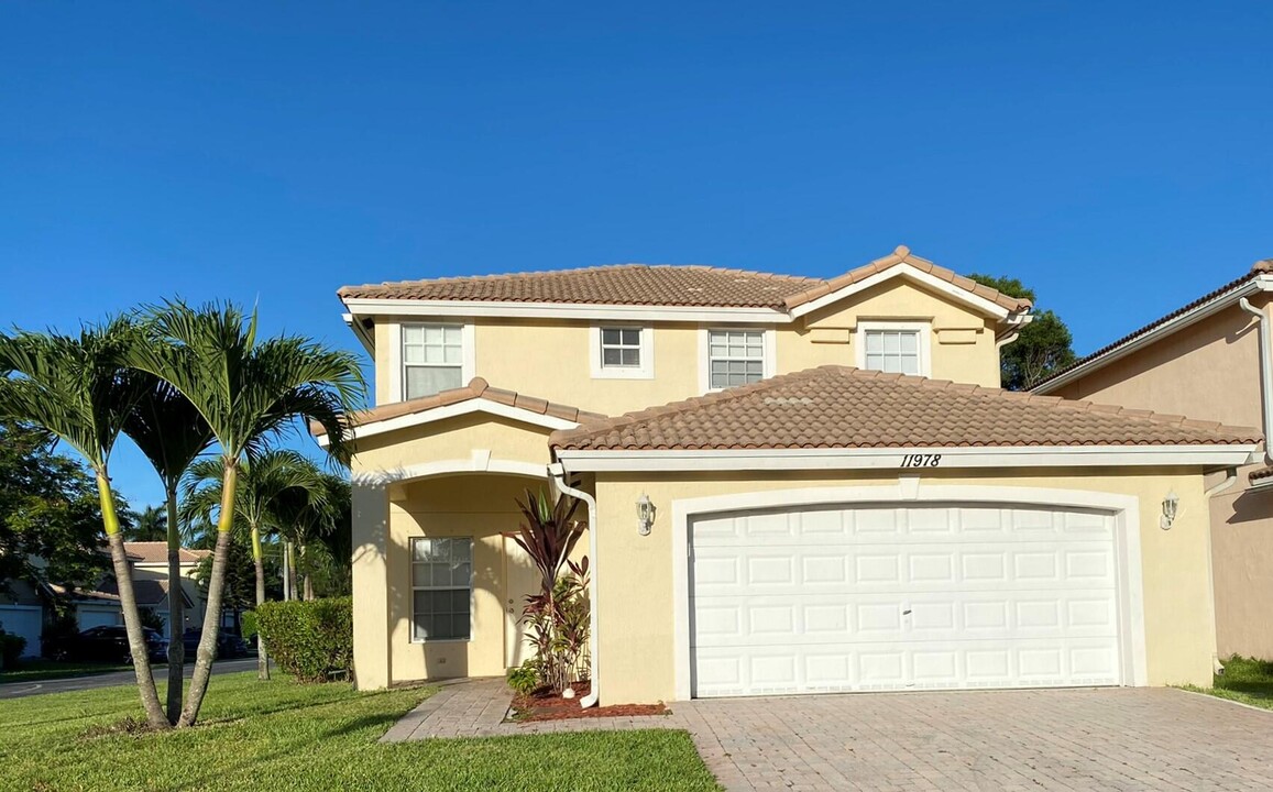 11978 Donlin Dr in Wellington, FL - Building Photo