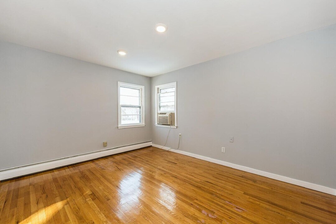 25 Genesee St in Hicksville, NY - Building Photo