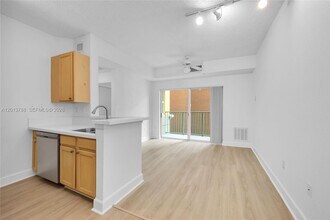 6001 SW 70th St in South Miami, FL - Building Photo - Building Photo