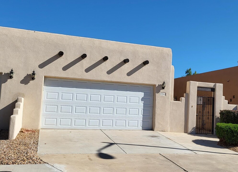 2264 Cll De Ortiz in Los Lunas, NM - Foto de edificio