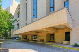 1101 S Arlington Ridge Rd in Arlington, VA - Building Photo - Building Photo