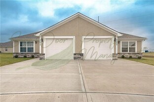 21013 E 8th St S in Independence, MO - Building Photo