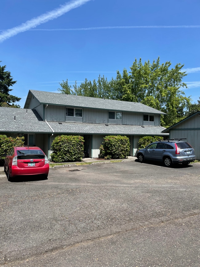 3834 NW Chemult Pl in Portland, OR - Building Photo - Building Photo