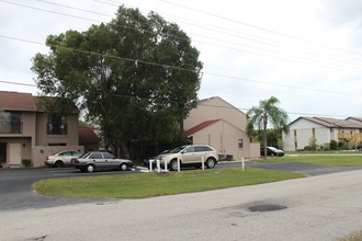 Paradise Garden Apartments in Cape Coral, FL - Building Photo - Building Photo