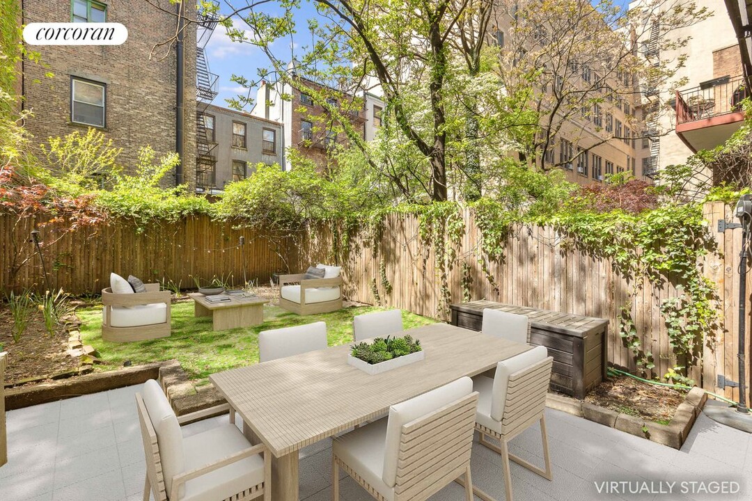 328 W 19th St in New York, NY - Building Photo