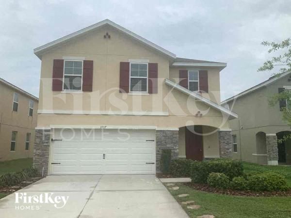 1807 Greenwood Valley Dr in Plant City, FL - Building Photo