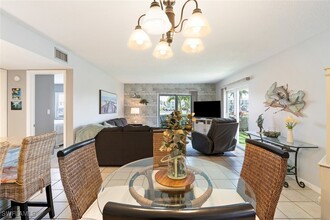 240 Palm Dr in Naples, FL - Foto de edificio - Building Photo