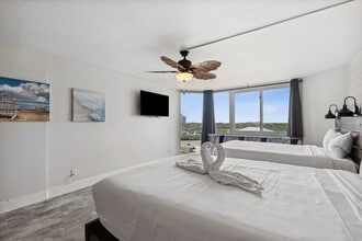 8817 S Thomas Dr in Panama City Beach, FL - Building Photo - Building Photo