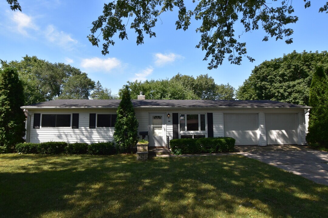 62 Hubbard Way in Montgomery, IL - Building Photo