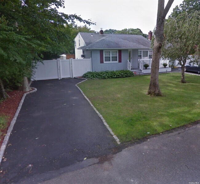 36 Happy Acres Dr Rentals in Shirley, NY