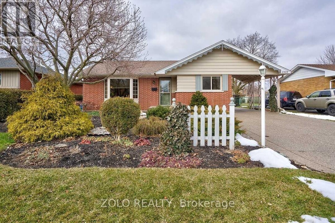 2339 Redfern Rd in Burlington, ON - Building Photo